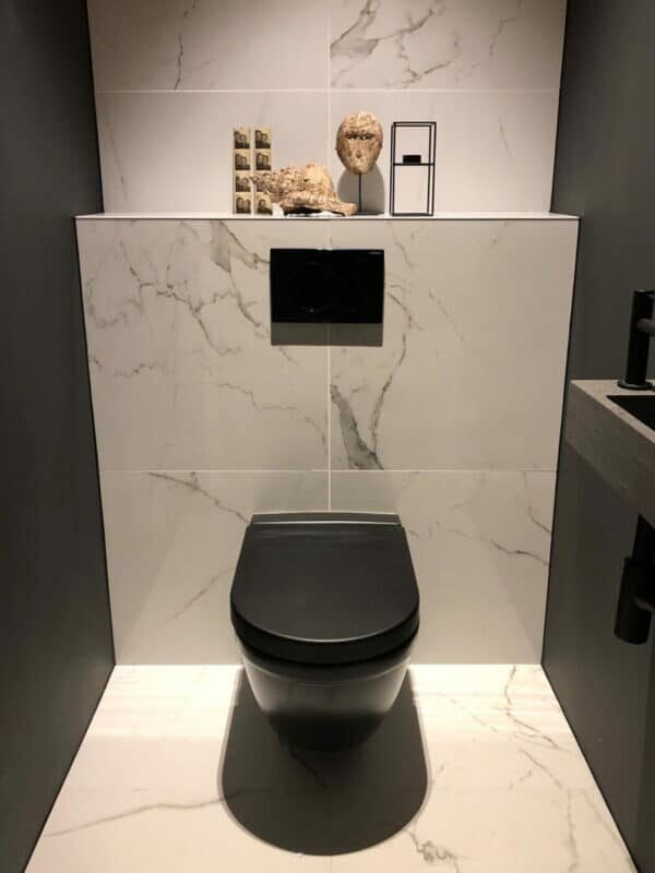 Marmerlook tegels in de wc met zwarte wanden