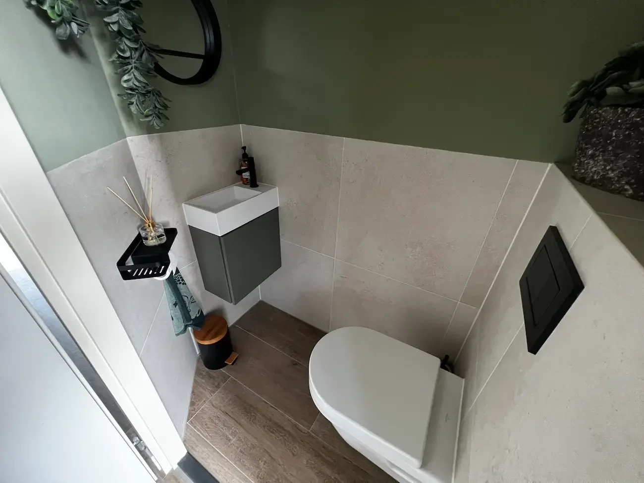 Toilet met betonlook en houtlook tegels