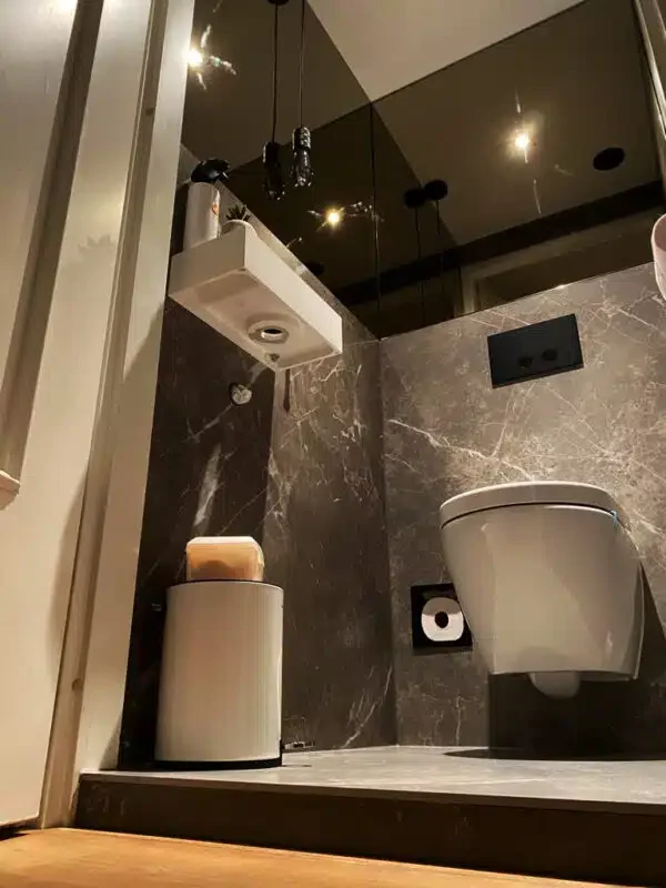 WC met prachtige bruine marmerlook tegels